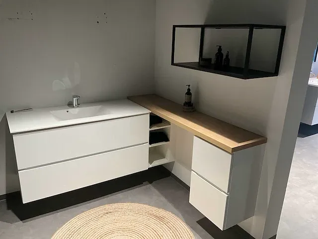 Kvik showroom mano white hangkast in l-vorm badkamermeubel - afbeelding 2 van  4