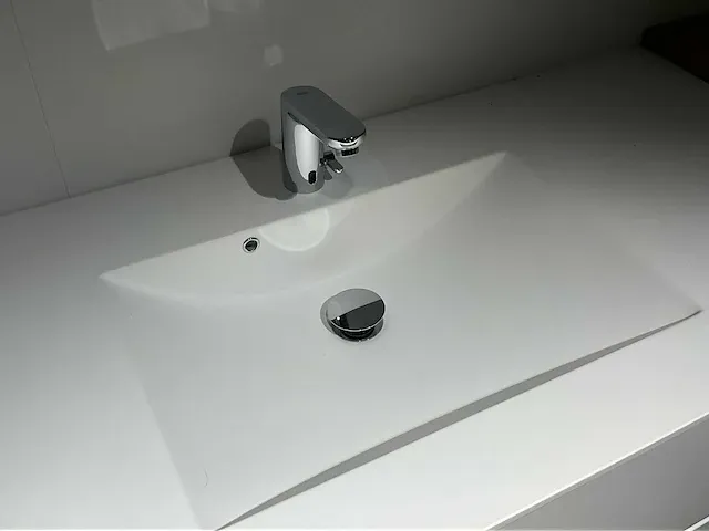Kvik showroom mano white hangkast in l-vorm badkamermeubel - afbeelding 3 van  4