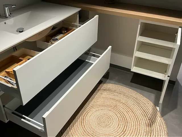Kvik showroom mano white hangkast in l-vorm badkamermeubel - afbeelding 4 van  4