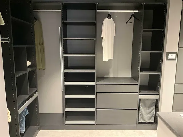 Kvik showroom vario19 inbouw l-vorm dressing - afbeelding 1 van  4
