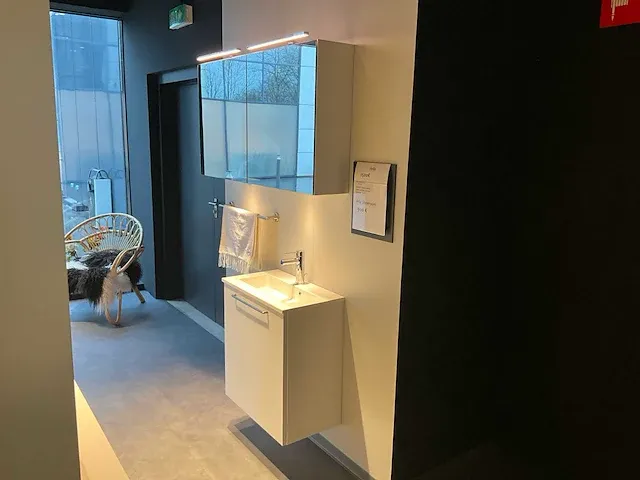 Kvik showroom veda hangkast badkamermeubel met spiegelkast - afbeelding 1 van  5