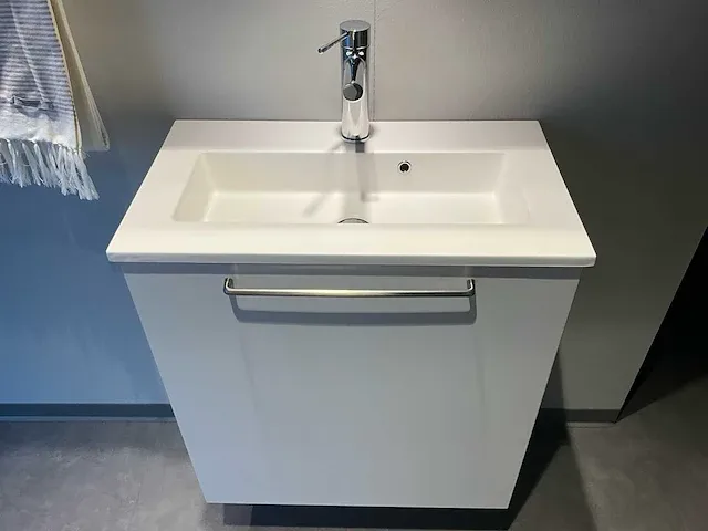 Kvik showroom veda hangkast badkamermeubel met spiegelkast - afbeelding 2 van  5