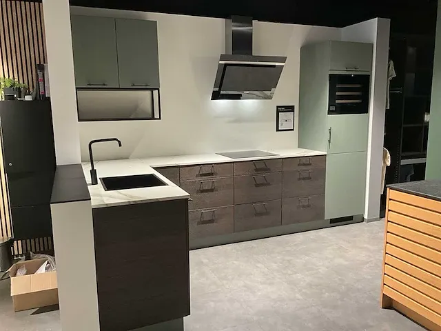 Kvik veda dark oak / green showroom co21-0157 keukenopstelling - afbeelding 1 van  14