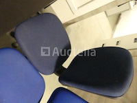 L-vormig bureau met 4 stoelen op wieltjes - afbeelding 2 van  11