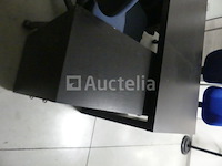 L-vormig bureau met 4 stoelen op wieltjes