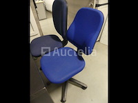 L-vormig bureau met 4 stoelen op wieltjes - afbeelding 4 van  11