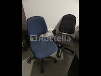 L-vormig bureau met 4 stoelen op wieltjes - afbeelding 5 van  11