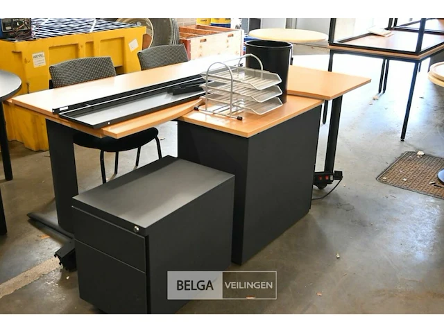 L-vormig bureel met 2 ladekasten - inclusief 2 stoelen - 1 vuilbak en 1 sorteerrek - afbeelding 3 van  3