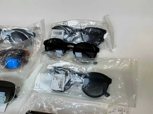 Lacoste zonnebril (10x) - afbeelding 5 van  9