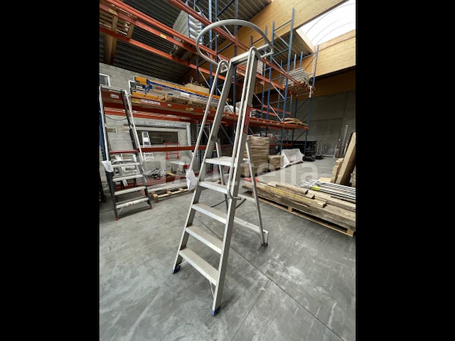 Ladder 5 trede met oprijplaat - afbeelding 3 van  4