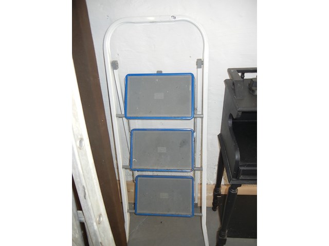 Ladder met drie treden - afbeelding 2 van  2