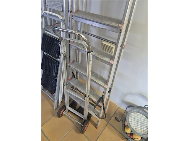 Ladders, keukentrapjes en steekkar - afbeelding 3 van  3