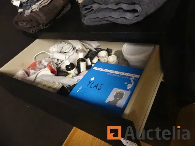 Ladekast en de inhoud ervan - afbeelding 1 van  5