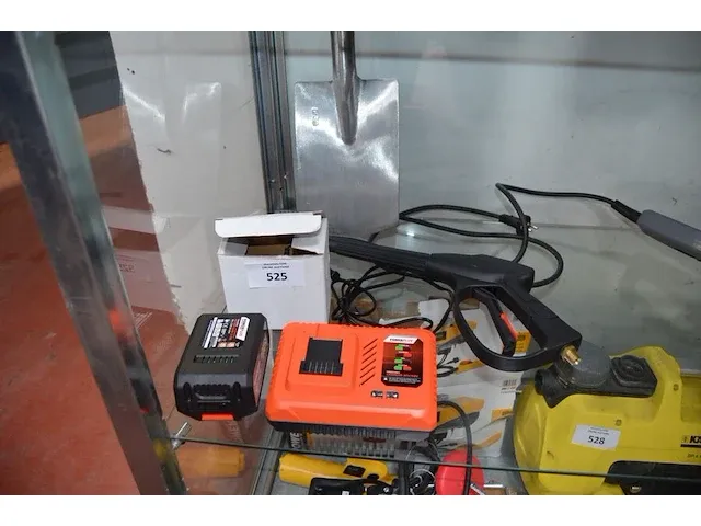 Lader en batterij powerplus powdp9051 , lader powerplus zonder batterij powx0057, pistool hogedrukreiniger, steekschup zonder steel - afbeelding 1 van  6