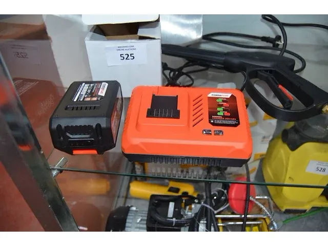 Lader en batterij powerplus powdp9051 , lader powerplus zonder batterij powx0057, pistool hogedrukreiniger, steekschup zonder steel - afbeelding 4 van  6