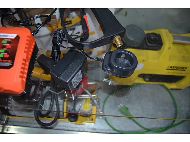 Lader en batterij powerplus powdp9051 , lader powerplus zonder batterij powx0057, pistool hogedrukreiniger, steekschup zonder steel - afbeelding 6 van  6
