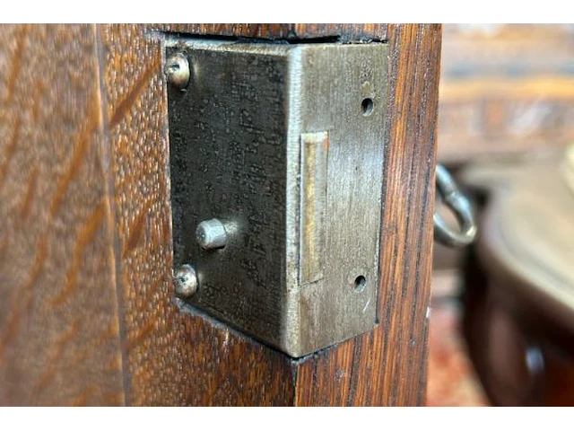 Lage buffetkast met houtsnijwerk / deel 1 van 2 idem kasten - afbeelding 2 van  14