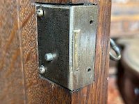 Lage buffetkast met houtsnijwerk / deel 1 van 2 idem kasten - afbeelding 2 van  14
