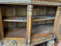 Lage buffetkast met houtsnijwerk / deel 1 van 2 idem kasten - afbeelding 7 van  14