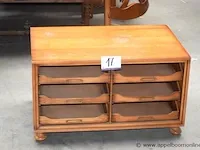 Lage houten opbergmeubel vv 6 houten aflegbakjes, beschadigd - afbeelding 1 van  2