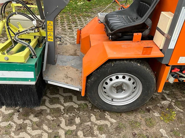 Lama-d onkruidverdelmachine met systeem van isoweed - afbeelding 17 van  52