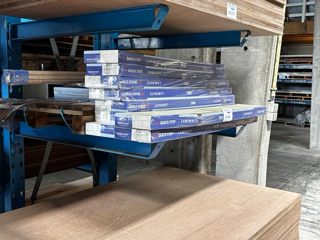 Laminaat en metalen profielen - afbeelding 1 van  4