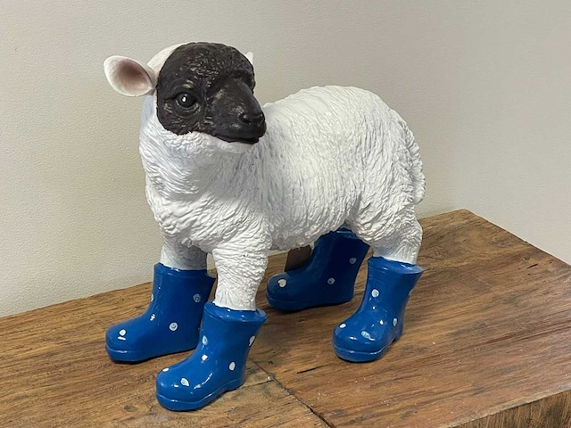 Lammetje met blauwe botjes h33cm - afbeelding 1 van  2