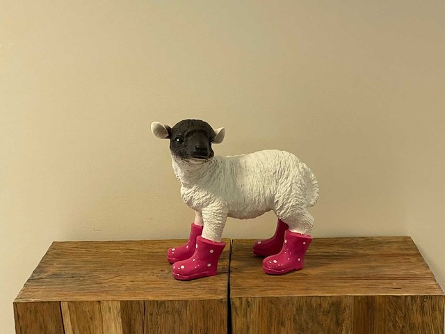Lammetje met roze botjes h33cm - afbeelding 2 van  2