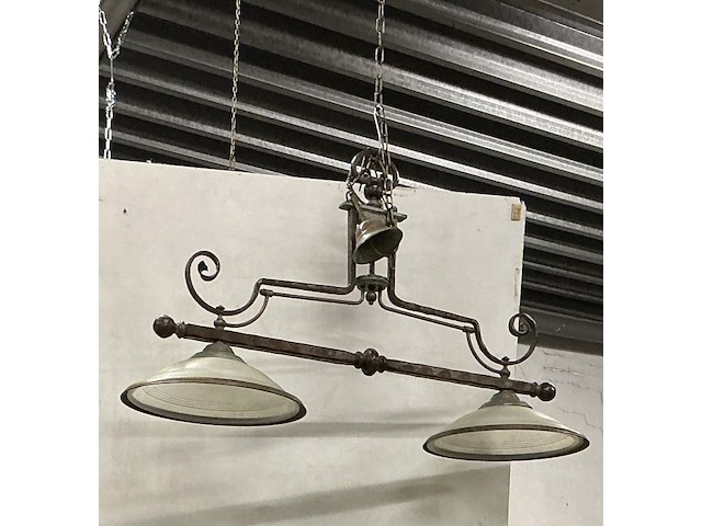 Lamp-bibliotheek/pool-snookertafel, 2 armen met opaline glazen kappen - afbeelding 1 van  1