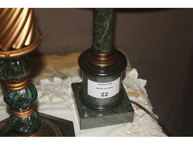 Lamp met kap in carrara marmer, glazen kandelaar - afbeelding 2 van  3