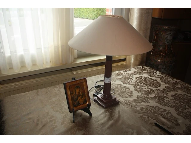 Lamp met kap in carrara marmer, religieus sierstuk - afbeelding 1 van  5