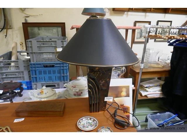 Lampadère in zwart met goudkleurige randen - afbeelding 1 van  1