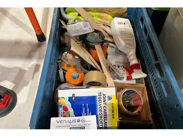 Lampen, kabels, spots, gereedschap, verf - afbeelding 2 van  6