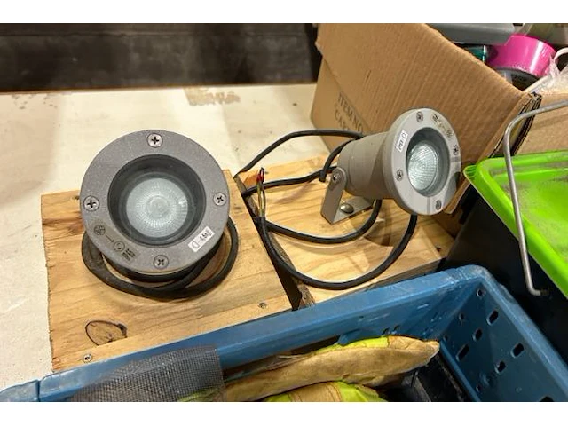 Lampen, kabels, spots, gereedschap, verf - afbeelding 3 van  6