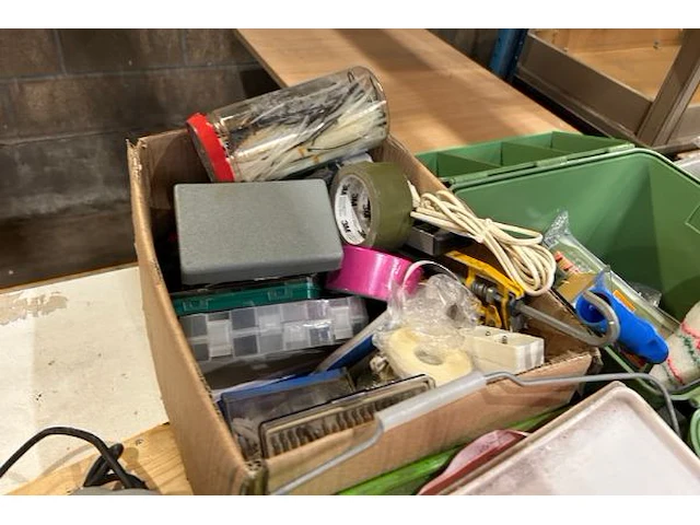 Lampen, kabels, spots, gereedschap, verf - afbeelding 4 van  6