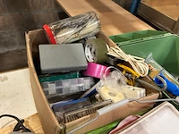 Lampen, kabels, spots, gereedschap, verf - afbeelding 4 van  6