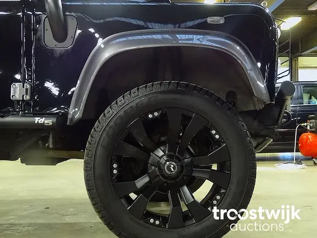 Land rover defender 110 's' (custom, lichte vracht) - afbeelding 16 van  52