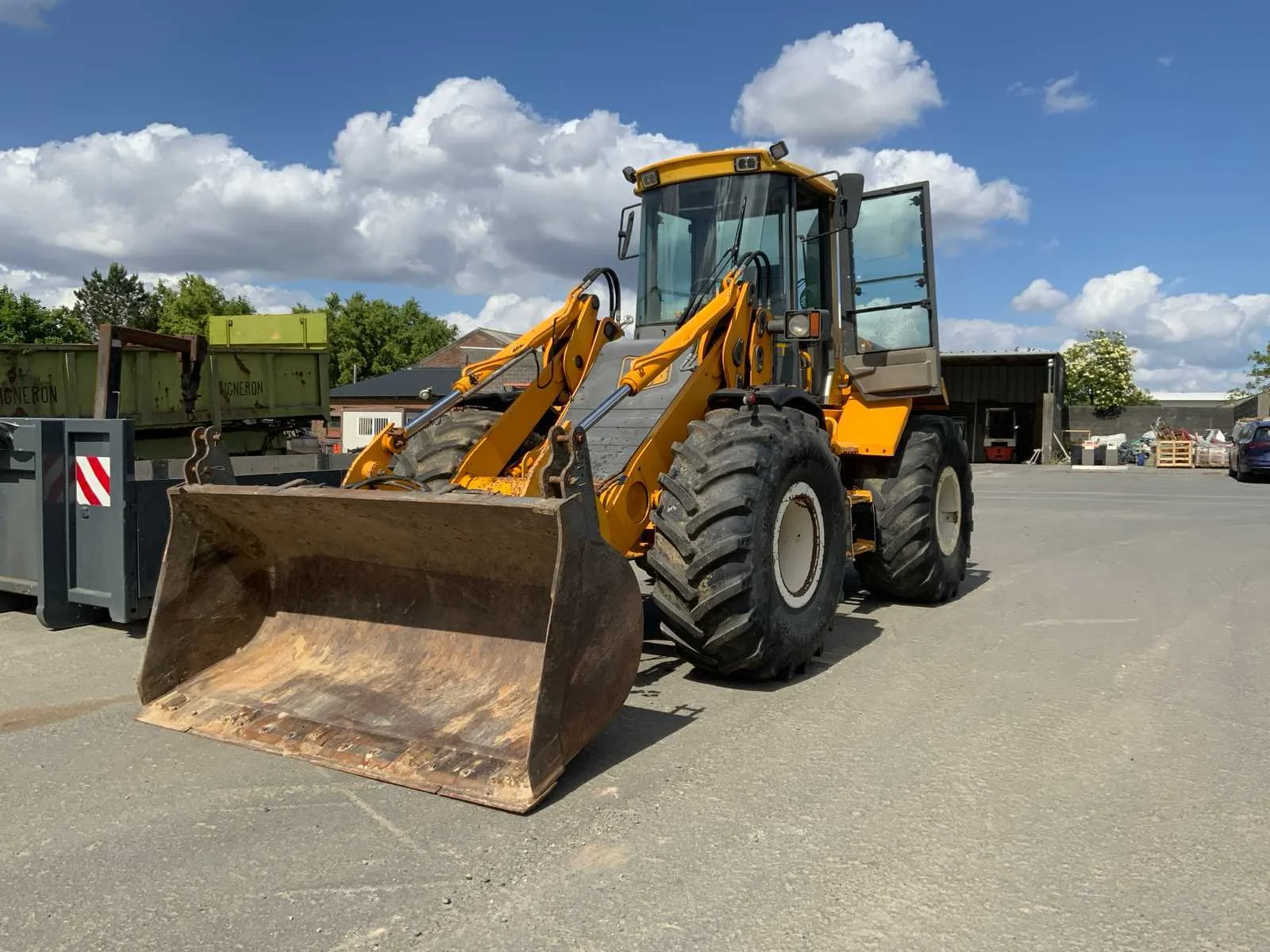 Landbouwmateriaal, magazijnuitrusting en voertuigen