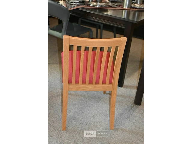 Landelijke eetkamertafel met 6 houten stoelen - afbeelding 4 van  5