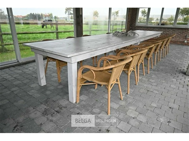 Lange houten tafel met 14 stapelstoelen - afbeelding 1 van  7