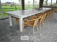 Lange houten tafel met 14 stapelstoelen - afbeelding 1 van  7