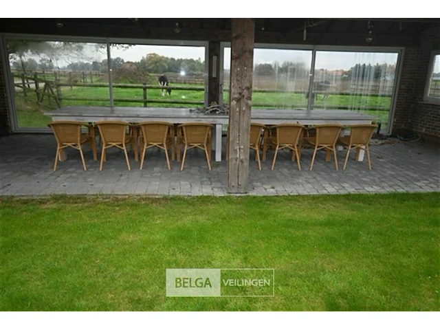 Lange houten tafel met 14 stapelstoelen - afbeelding 2 van  7