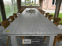Lange houten tafel met 14 stapelstoelen - afbeelding 3 van  7