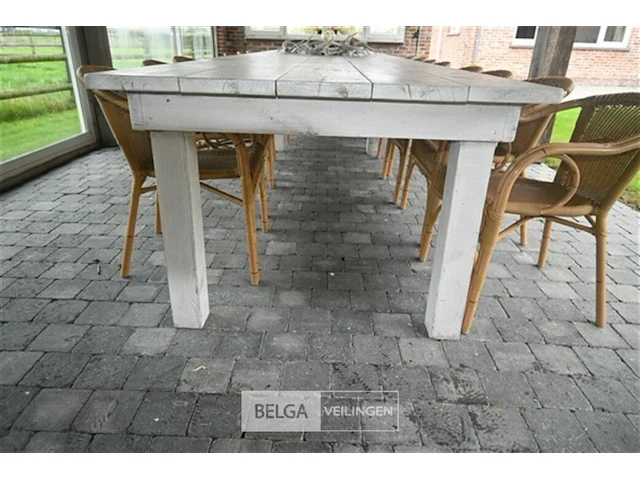Lange houten tafel met 14 stapelstoelen - afbeelding 4 van  7
