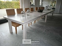 Lange houten tafel met stoelen - afbeelding 1 van  8