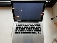 Laptop apple