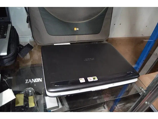 Laptop ecafe hercules ec-1000w-h160g/iabel zonder lader, laptop acer aspire 7520 met lader en draagtas, laptop acer aspire 3690 met muis , lader en draagtas - afbeelding 12 van  15