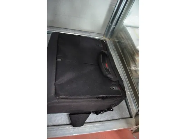 Laptoptas fargus, tondeuse dignlign, vlagje, mondmaskers, poetsdoek, zak voor rugleuning auto - afbeelding 8 van  8