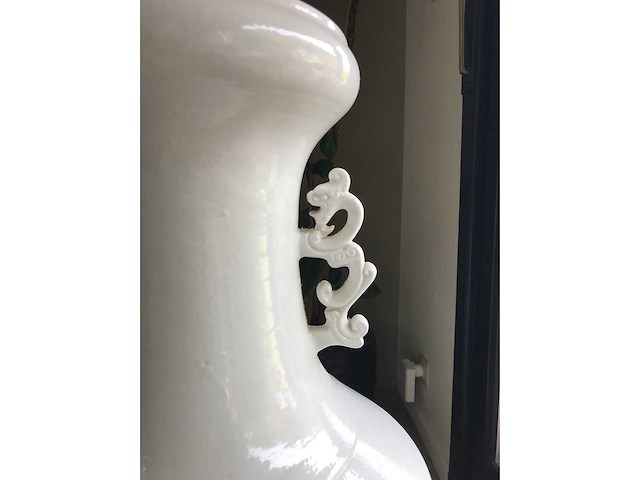 Large blanc de chine ceramic vase. 90cm high. - afbeelding 23 van  34