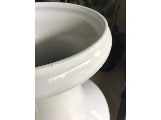 Large blanc de chine ceramic vase. 90cm high. - afbeelding 33 van  34